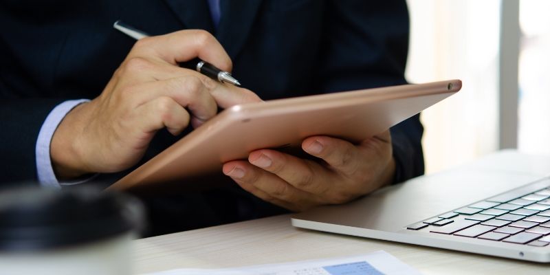 analisar dados e documentos, relatórios comerciais e estatísticas de trabalho